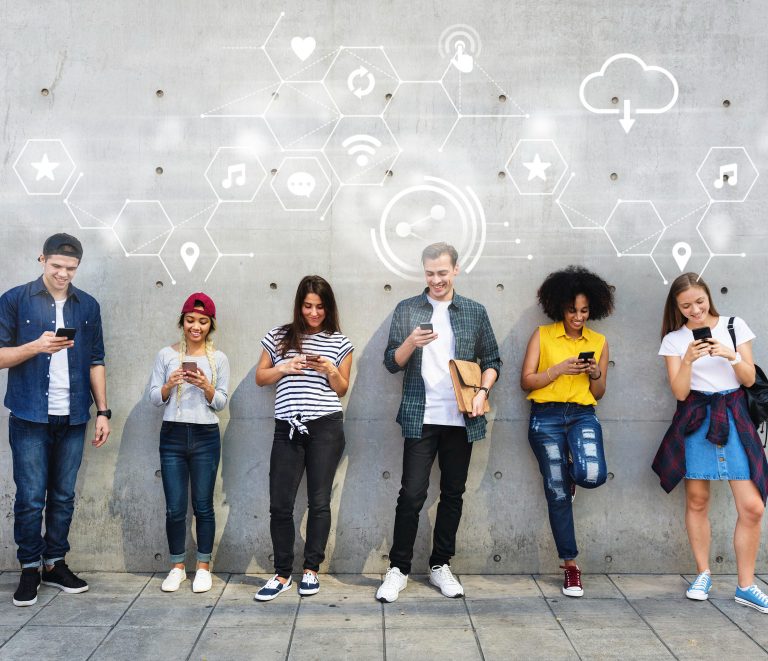 PERKEMBANGAN DUNIA TEKNOLOGI INFORMASI DAN DAMPAKNYA TERHADAP MASYARAKAT MODERN